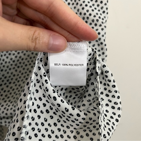 Rose + Olive Size 2X White Black Abstract Dot Print V Neck Blouse Flutter Sleeve - Picture 7 of 14